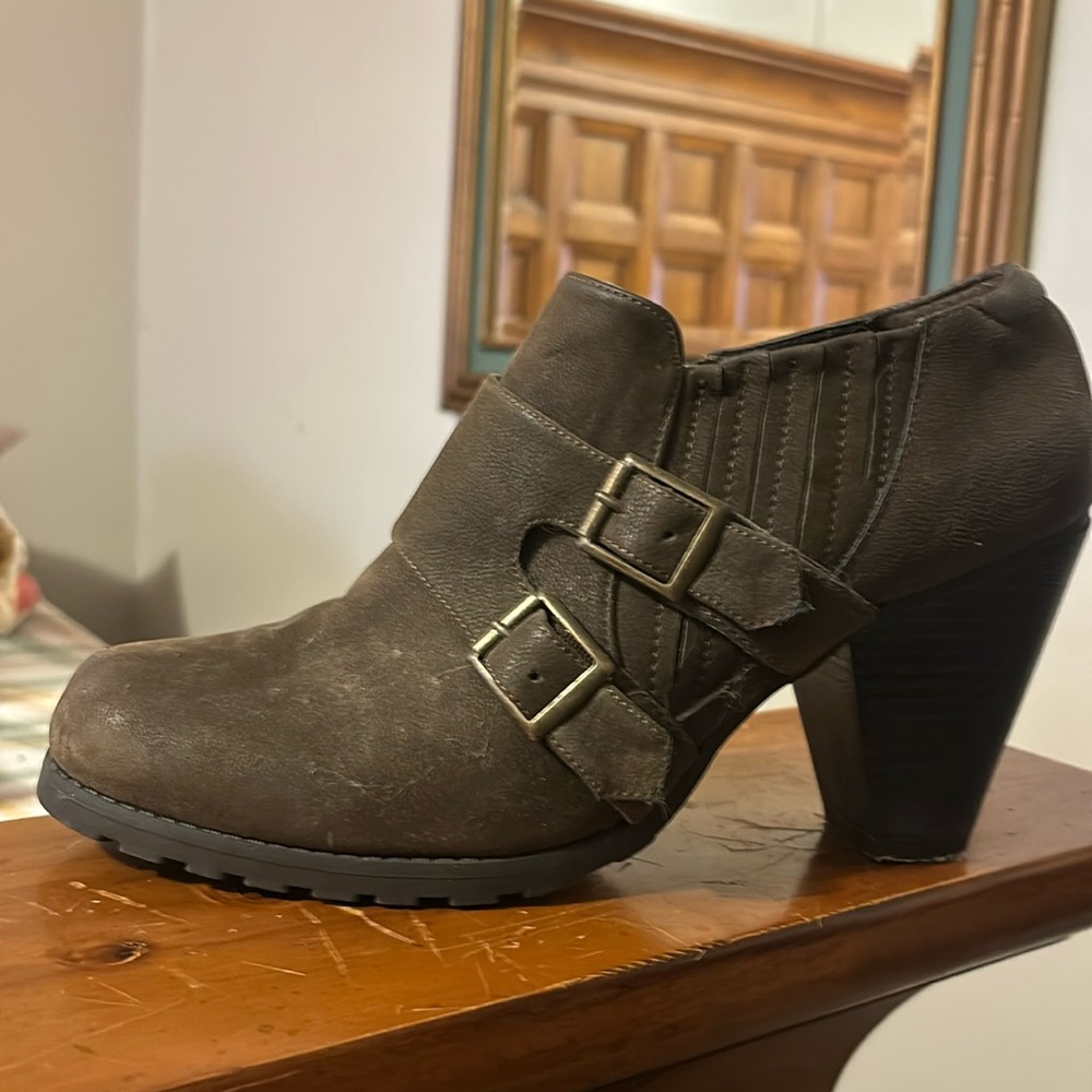 Very cherry size 10 healed clog shoes